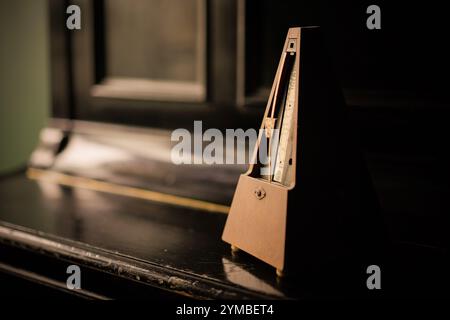 Farbbild eines hölzernen Vintage-Metronoms. Stockfoto