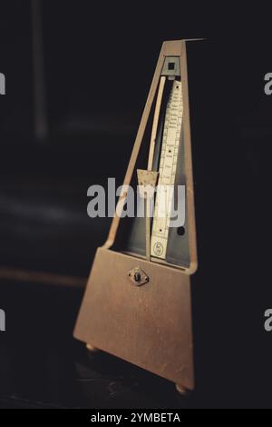 Farbbild eines hölzernen Vintage-Metronoms. Stockfoto