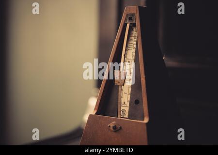 Farbbild eines hölzernen Vintage-Metronoms. Stockfoto