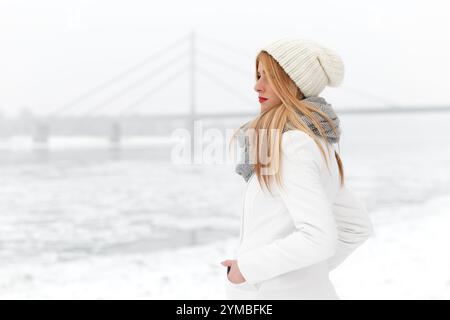 Winterporträt der schönen blonden jungen Frau. Stockfoto