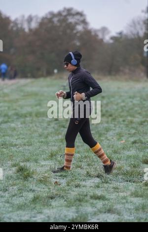 London, Großbritannien. 21. November 2024 Ein Jogger auf Wimbledon Common, trotzt heute Morgen dem kalten Wetter, da Großbritannien unter eisigen Bedingungen leidet. Das Met Office hat Wetterwarnungen für mehr Schnee und Eis mit niedrigen Temperaturen bis zum Wochenendgutschein ausgegeben. Amer Ghazzal/Alamy Live News Stockfoto