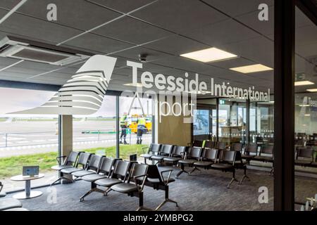 Blick durch das Fenster der Abflug Lounge, Teesside International Airport, Darlington, County Durham, England, UK Stockfoto