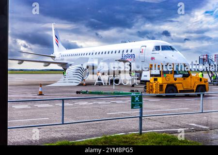 Blick auf KLM Eastern Aircraft durch das Fenster der Abflug Lounge, Teesside International Airport, Darlington, County Durham, England, UK Stockfoto