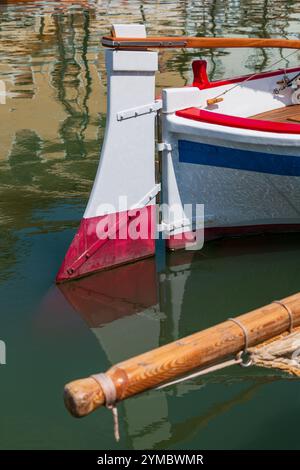 Das Ruder eines traditionellen hölzernen Fischerbootes Stockfoto