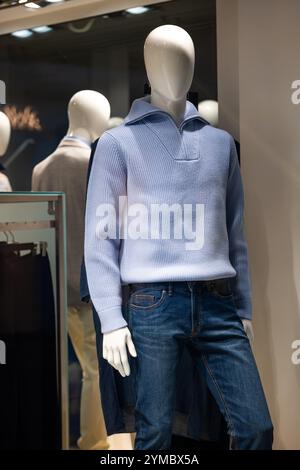 Männliche Schaufensterpuppe im Geschäft Glasfenster Ausstellung gekleidet lässig Herbst - Winter elegante Kleidung, Nachtszene Stockfoto