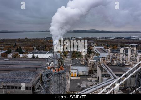 Luftaufnahme zu einem Rauchschornstein der Fabrik für die Herstellung von Holzpaneelen in Burgas, Bulgarien Stockfoto