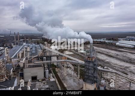 Luftaufnahme zu einem Rauchschornstein der Fabrik für die Herstellung von Holzpaneelen in Burgas, Bulgarien Stockfoto