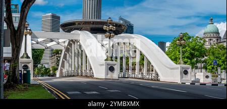 Ein Panoramabild der Elgin Bridge von der Seite der South Bridge Road und mit dem scheibenförmigen Gebäude des Supreme Court im Hintergrund in Singapur Stockfoto