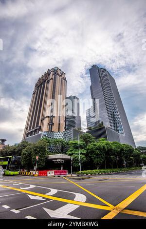 Blick auf das Park View Square Gebäude von James Adams Design und DP Architects of Singapore und den Duo Tower von Architect Ole Scheeren, rechts Stockfoto