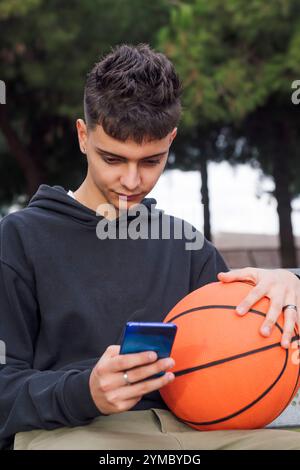 kaukasischer Teenager, der das Handy benutzt Stockfoto