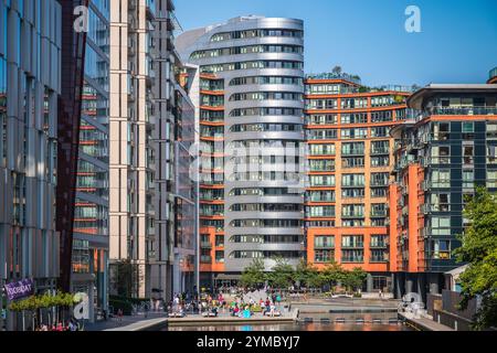 London, Großbritannien - 27. Juni 2024 - Moderne Apartments im Paddington Basin Stockfoto