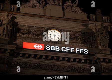 18-11-2024, Zürich, Schweiz. Schweizer Eisenbahnen SBB CFF FFS beleuchtetes Schild oder Emblem und große Uhr auf dem Eingang des Hauptbahnhofsgebäudes am Nig Stockfoto