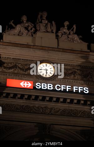 18-11-2024, Zürich, Schweiz. Schweizer Eisenbahnen SBB CFF FFS beleuchtetes Schild oder Emblem und große Uhr auf dem Eingang des Hauptbahnhofsgebäudes am Nig Stockfoto