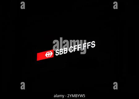 18-11-2024, Zürich, Schweiz. Schweizer Eisenbahnen SBB CFF FFS beleuchtetes Schild oder Emblem bei Nacht. Züricher Hauptbahnhof, schaut nach oben, kein Peo Stockfoto