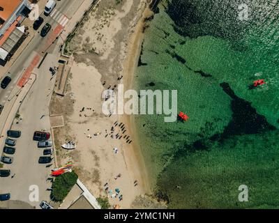 Fantastischer Blick von oben auf den Katamaran, der im Sommer im blauen Meer verankert ist. Reisehintergrund. Kreuzfahrturlaub. Hochwertige Fotos Stockfoto