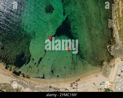 Fantastischer Blick von oben auf den Katamaran, der im Sommer im blauen Meer verankert ist. Reisehintergrund. Kreuzfahrturlaub. Hochwertige Fotos Stockfoto