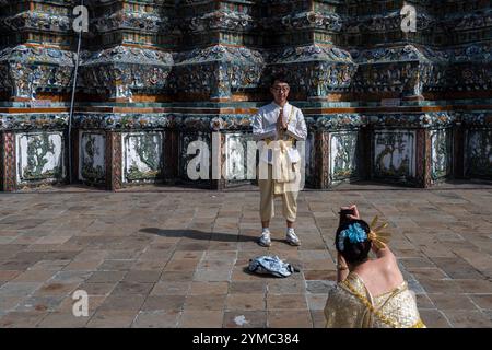 Bangkok, Thailand. November 2024. Touristen in traditioneller thailändischer Kleidung posieren für ein Foto im Wat Arun in Bangkok. Quelle: SOPA Images Limited/Alamy Live News Stockfoto