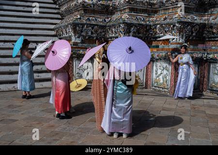 Bangkok, Thailand. November 2024. Touristen in traditioneller thailändischer Kleidung sahen den Besuch des Wat Arun in Bangkok. Quelle: SOPA Images Limited/Alamy Live News Stockfoto