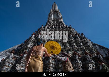 Bangkok, Thailand. November 2024. Ein Ausflug in traditioneller thailändischer Kleidung, der beim Besuch des Wat Arun in Bangkok gesehen wurde. Quelle: SOPA Images Limited/Alamy Live News Stockfoto