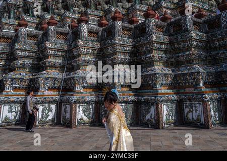 Bangkok, Thailand. November 2024. Ein Tourist in traditioneller thailändischer Kleidung posiert für ein Foto im Wat Arun in Bangkok. Quelle: SOPA Images Limited/Alamy Live News Stockfoto