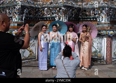 Bangkok, Thailand. November 2024. Touristen in traditioneller thailändischer Kleidung posieren für ein Foto im Wat Arun in Bangkok. Quelle: SOPA Images Limited/Alamy Live News Stockfoto