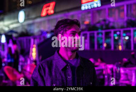 20. November 2024 Las Vegas NV, USA Alpine Renault Pilot Pierre Gasly (10) vom Team France, der vor dem Formel-1-Heineken Sliver Las Vegas Grand Prix in Las Vegas, NV Thurman James/CSM, vor dem Fahrerlager-Club-Bereich spaziert Stockfoto