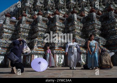 Bangkok, Thailand. November 2024. Touristen in traditioneller thailändischer Kleidung sahen den Besuch des Wat Arun in Bangkok. Quelle: SOPA Images Limited/Alamy Live News Stockfoto