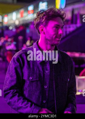 20. November 2024 Las Vegas NV, USA Alpine Renault Pilot Pierre Gasly (10) vom Team France, der vor dem Formel-1-Heineken Sliver Las Vegas Grand Prix in Las Vegas, NV Thurman James/CSM, vor dem Fahrerlager-Club-Bereich spaziert Stockfoto