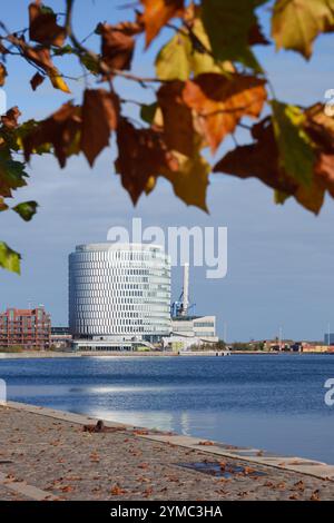 Kopenhagen, Dänemark - Spitze des Nordø Bürogebäudes von Vilhelm Lauritzen Architects, CoBe Architects, Rambøll und Tredje Natur, über Wasser Stockfoto