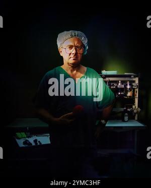 Donncha Ó Dúlaing (1933–2021) war ein irischer Sender, der landesweit und weltweit für seine kulturellen und traditionellen Musikprogramme bekannt war. In einer Studie berichtete er über eine Nierentransplantation im Krankenhaus Ibn al-bitar im Bezirk Karkh in Bagdad, Irak. Zum Zeitpunkt des Fotoshootings, etwa 1985, wurde das Krankenhaus von PARC, einer Tochtergesellschaft von Aer Lingus, im Namen der irakischen Regierung betrieben, wo Hunderte von irischen Mitarbeitern in allen Tätigkeitsbereichen tätig waren. Stockfoto