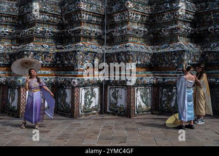 Bangkok, Thailand. November 2024. Touristen in traditioneller thailändischer Kleidung posieren für ein Foto im Wat Arun in Bangkok. (Foto: Peerapon Boonyakiat/SOPA Images/SIPA USA) Credit: SIPA USA/Alamy Live News Stockfoto