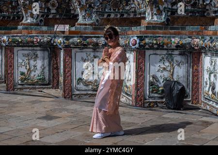 Bangkok, Thailand. November 2024. Ein Tourist in traditioneller thailändischer Kleidung posiert für ein Foto im Wat Arun in Bangkok. (Foto: Peerapon Boonyakiat/SOPA Images/SIPA USA) Credit: SIPA USA/Alamy Live News Stockfoto