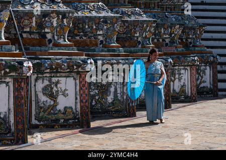 Bangkok, Thailand. November 2024. Ein Tourist in traditioneller thailändischer Kleidung posiert für ein Foto im Wat Arun in Bangkok. (Foto: Peerapon Boonyakiat/SOPA Images/SIPA USA) Credit: SIPA USA/Alamy Live News Stockfoto