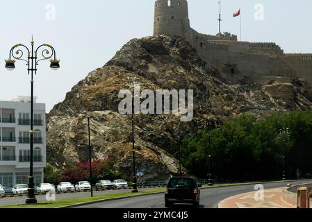 Blick auf die arabischen Burgen Al Mirani und Al Jalali, die auf den Felsen stehen, Muscat, Oman Stockfoto