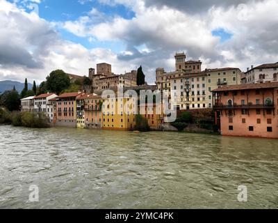 Landschaft von der alten Brücke über den Fluss Brenta, in Bassano del Grappa in Italien Stockfoto