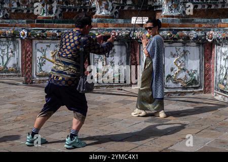Bangkok, Thailand. November 2024. Touristen in traditioneller thailändischer Kleidung posieren für ein Foto im Wat Arun in Bangkok. (Foto: Peerapon Boonyakiat/SOPA Images/SIPA USA) Credit: SIPA USA/Alamy Live News Stockfoto