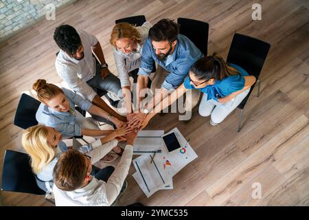 Glückliches Business-Team für vielfältige Erfolge, das Erfolg feiert und gemeinsam Spaß hat. Stockfoto