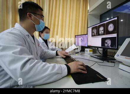 Ein Mediziner sieht sich ein MRT-Bild in Handan, Provinz Hebei, China, 1. Januar 2022 an. Stockfoto