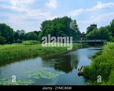 Blick auf Andresey Island (Andrew's Island), Andresey Bridge, St Modwen's Church & The River Trent, Burton upon Trent, Staffordshire, England, Großbritannien. Stockfoto