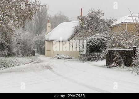 Doddiscombsleigh, Devon, Großbritannien. November 2024. Wetter in Großbritannien: Schnee in Doddiscombsleigh, Teign Valley, Devon. Hinweis: Nidpor/Alamy Live News Stockfoto