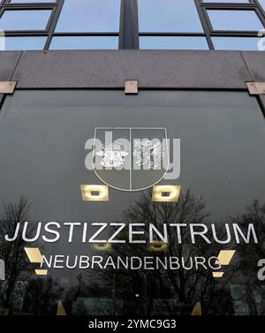 Neubrandenburg, Deutschland. November 2024. Ein Prozess beginnt vor dem Bezirksgericht wegen gefährlicher körperlicher Schäden, Missbrauch von Bezirken und Freiheitsentzug. Eine 39-jährige Frau soll ihre minderjährige Stieftochter massiv missbraucht haben. Ihr 46-jähriger Ehemann wird ebenfalls angeklagt, ebenso der Vater des Mädchens und die 17-jährige Tochter der Frau. Quelle: Bernd Wüstneck/dpa/Alamy Live News Stockfoto