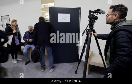 Neubrandenburg, Deutschland. November 2024. Journalisten müssen den Gerichtssaal des Bezirksgerichts verlassen, noch bevor der Prozess wegen gefährlicher körperlicher Schäden, Missbrauch von Bezirken und Freiheitsentzug beginnt. Eine 39-jährige Frau wird beschuldigt, ihre minderjährige Stieftochter massiv missbraucht zu haben. Ihr 46-jähriger Ehemann wird ebenfalls angeklagt, ebenso der Vater des Mädchens und die 17-jährige Tochter der Frau. Quelle: Bernd Wüstneck/dpa/Alamy Live News Stockfoto