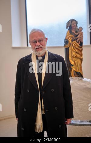 Die Berliner Sankt Hedwigs-Kathedrale soll am Sonntag, 24.11.2024, nach rund sechsjaehriger Umbauzeit wieder eroeffnet werden Foto vom 14.11.2024: Dompropst Praelat Tobias Przytarski, dahinter die Madonna, Maria mit dem Kinde. Dazu sind bis Anfang Januar mehrere feierliche Gottesdienste, Fuehrungen und Konzerte geplant, wie das Erzbistum Berlin mitteilte. St. Hedwig-Krieg 1773 der erste katholische Kirchenbau im protestantischen Preussen nach der Reformation. Der kuppelbekroente Zentralbau am Bebelplatz wurde im Stil des roemischen Pantheons errichtet. Die im Zweiten Weltkrieg ausgebrannte Kirch Stockfoto