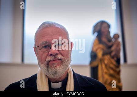 Die Berliner Sankt Hedwigs-Kathedrale soll am Sonntag, 24.11.2024, nach rund sechsjaehriger Umbauzeit wieder eroeffnet werden Foto vom 14.11.2024: Dompropst Praelat Tobias Przytarski, dahinter die Madonna, Maria mit dem Kinde. Dazu sind bis Anfang Januar mehrere feierliche Gottesdienste, Fuehrungen und Konzerte geplant, wie das Erzbistum Berlin mitteilte. St. Hedwig-Krieg 1773 der erste katholische Kirchenbau im protestantischen Preussen nach der Reformation. Der kuppelbekroente Zentralbau am Bebelplatz wurde im Stil des roemischen Pantheons errichtet. Die im Zweiten Weltkrieg ausgebrannte Kirch Stockfoto