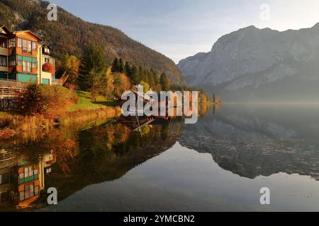 Bunte Herbstkulisse und Reflexionen auf dem Altausseer See in Altaussee, Bad Aussee, Salzkammergut, Steiermark, Österreich, Europa Stockfoto