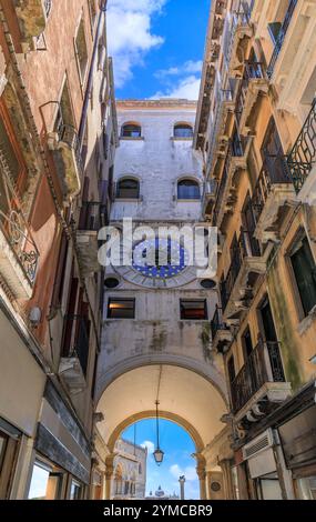 Der Uhrenturm in Venedig, Italien: Blick von der Merceria, der Hauptstraße der Stadt. Durch den Torbogen sehen Sie den Markusplatz. Stockfoto