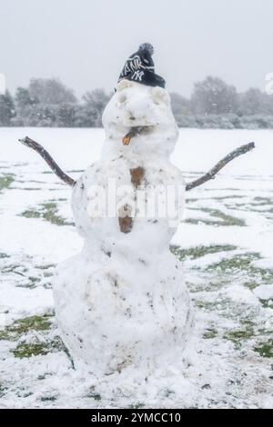 Godshill, New Forest, Hampshire, England, Vereinigtes Königreich, 21. November 2024, Wetter: starker Schnee am Morgen während des frühen Winters. Glücklicher Schneemann. Paul Biggins/Alamy Live News Stockfoto