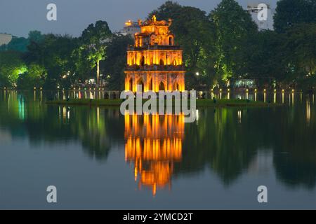 HANOI, VIETNAM - 13. DEZEMBER 2015: See des zurückgekehrten Schwerts, historisches Zentrum Stockfoto