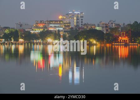 HANOI, VIETNAM - 13. DEZEMBER 2015: Hoan Kiem See in der Abenddämmerung. Hanoi Zentrum, Vietnam Stockfoto