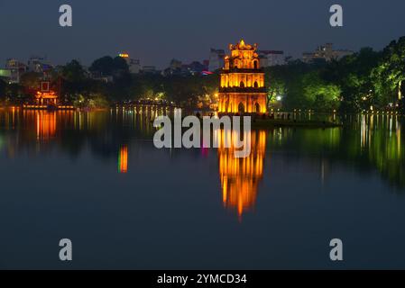 HANOI, VIETNAM - 13. DEZEMBER 2015: See des zurückgekehrten Schwertes. Das historische Zentrum von Hanoi. Vietnam Stockfoto